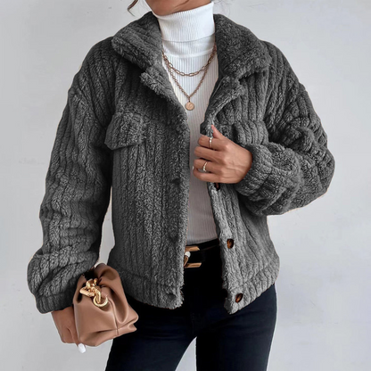 MAEVA | Korte Dames Teddyjas Met Borstzakken – Warm, Modieus & Perfect Voor Winterse Looks