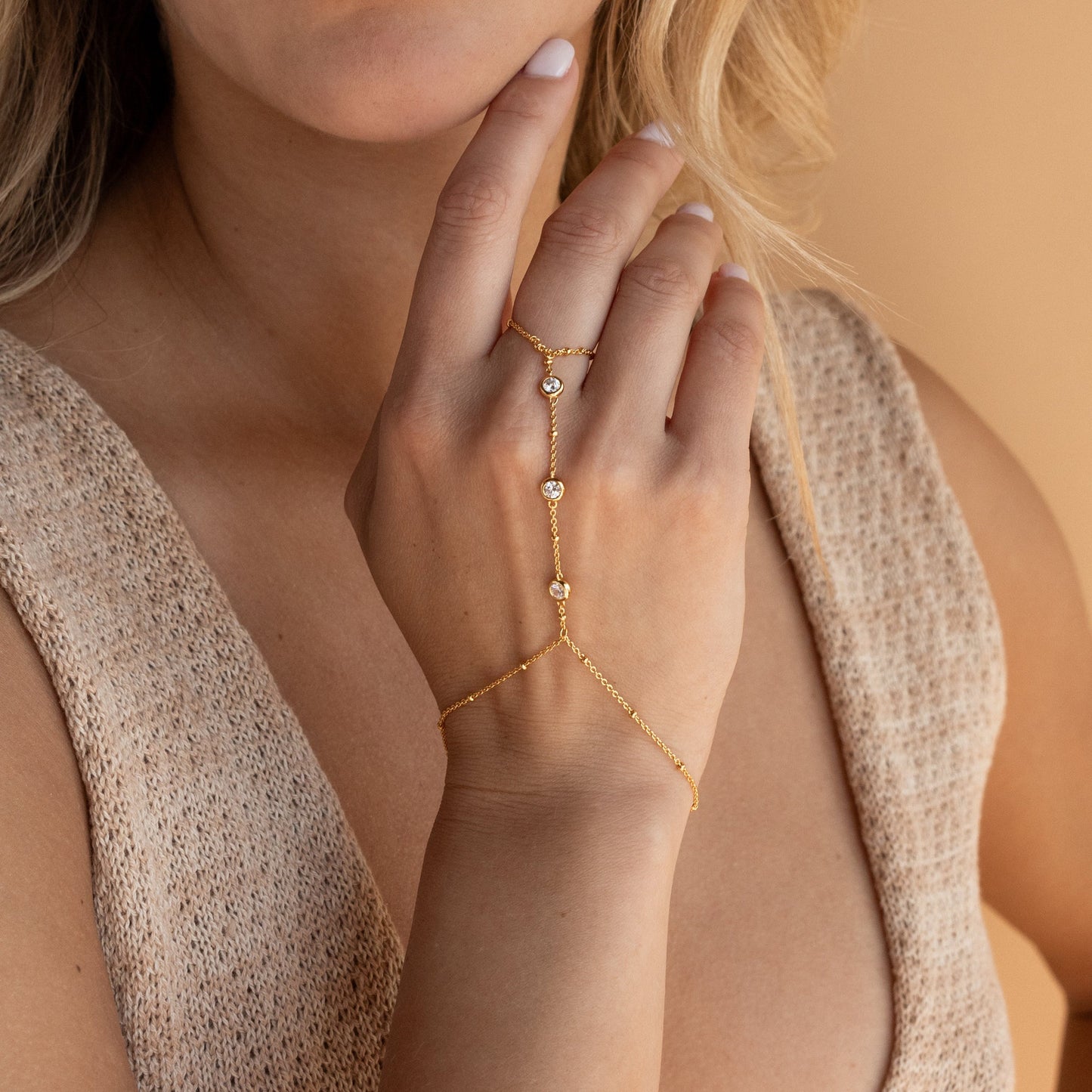 AMARIS | Dames Hand Chain Armband Met Drie Steentjes