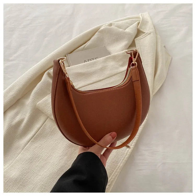 ROMY | Halve Maan Schoudertas in Minimalistische Stijl – Compact, Elegant & Onverwacht Ruim