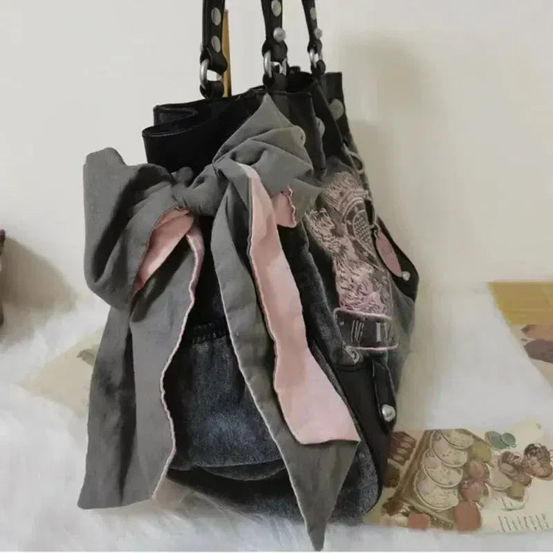 Velvet Schoudertas Met Roze Accenten | Y2K Vintage Geborduurd Statement Accessoire