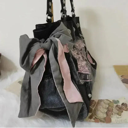 Velvet Schoudertas Met Roze Accenten | Y2K Vintage Geborduurd Statement Accessoire