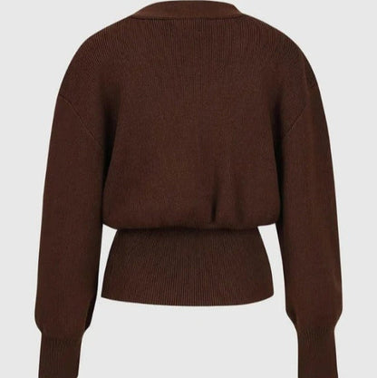 ROMANE | Gebreid Damesvest Met Goudkleurige Knoop – Gestructureerd, Elegant & Verfijnd Voor Herfst & Winter