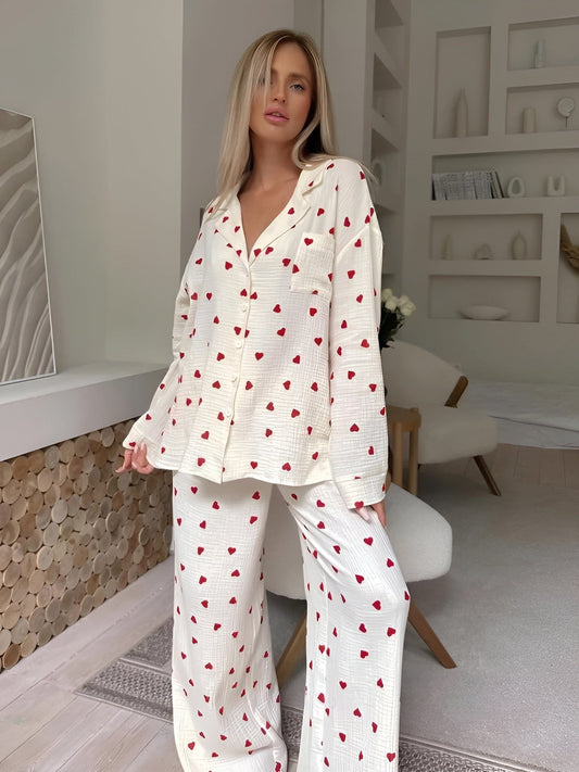 Dames witte pyjama set – rode hartprint | Speels, zacht & onweerstaanbaar charmant
